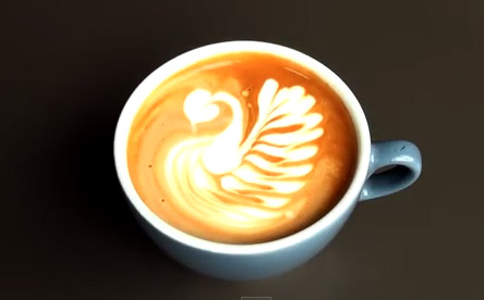 Latte art hattyú készítése