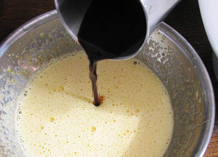 Kávés piskótalap recept - tojássárgája habhoz kávét öntünk