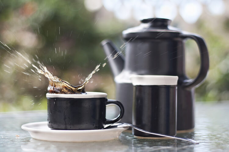Mit tegyünk, ha kiborul vagy kifröccsen a kávé és foltot hagy?