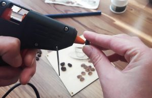 Kávészemek ragasztása ragasztópisztollyal