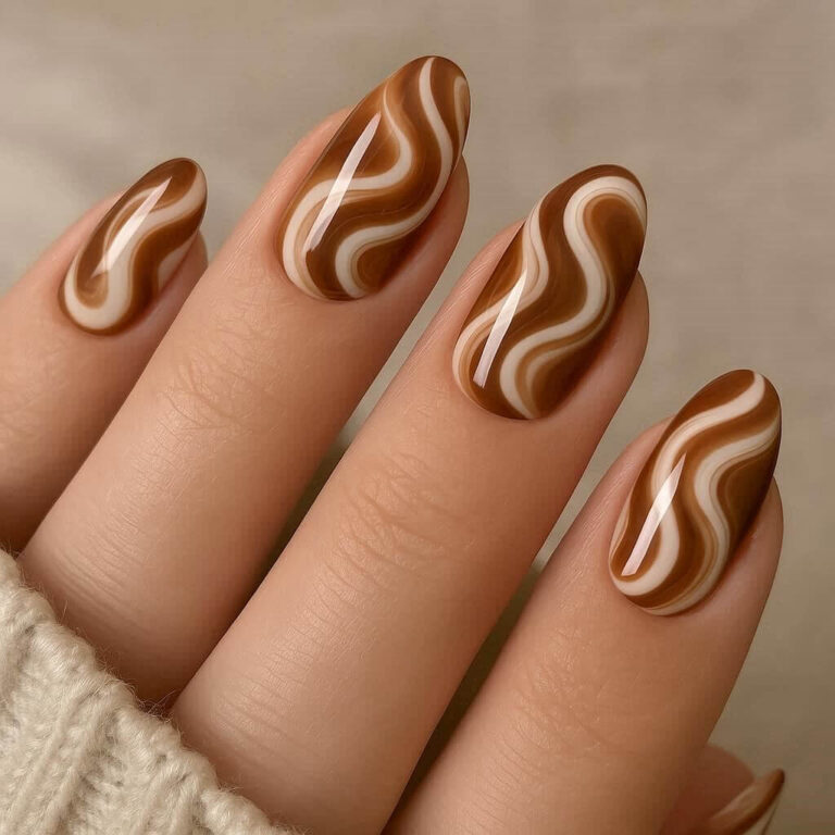 Kávémárvány köröm design