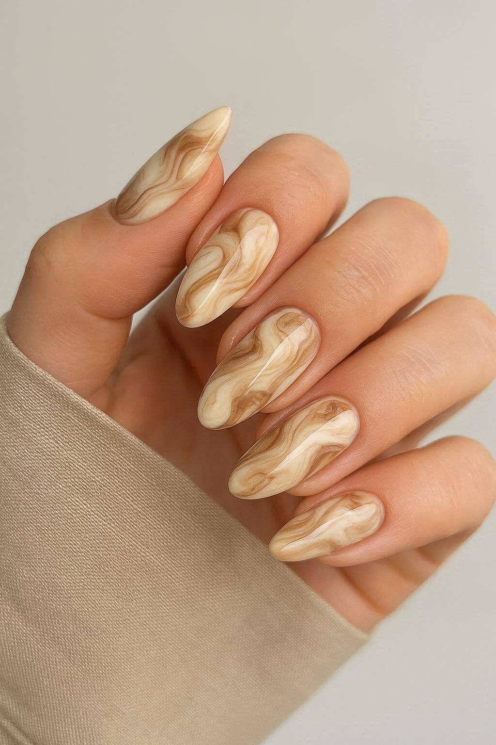 Kávéhab márvány körmök