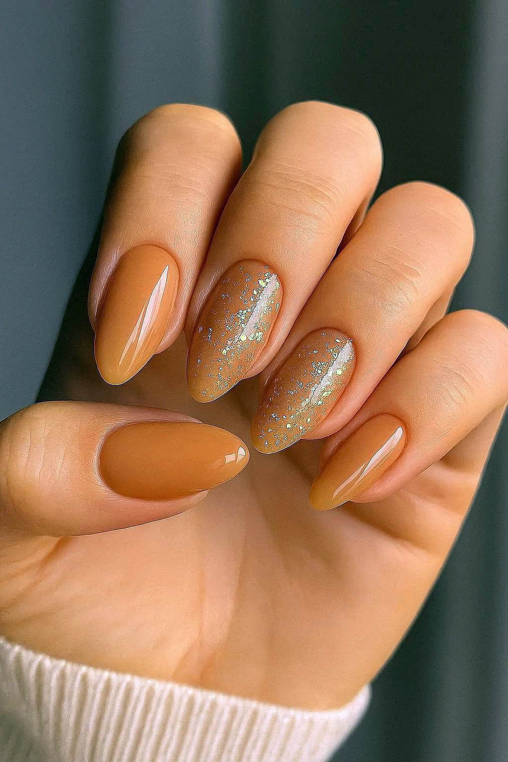 Körmök mézes latte csillogással